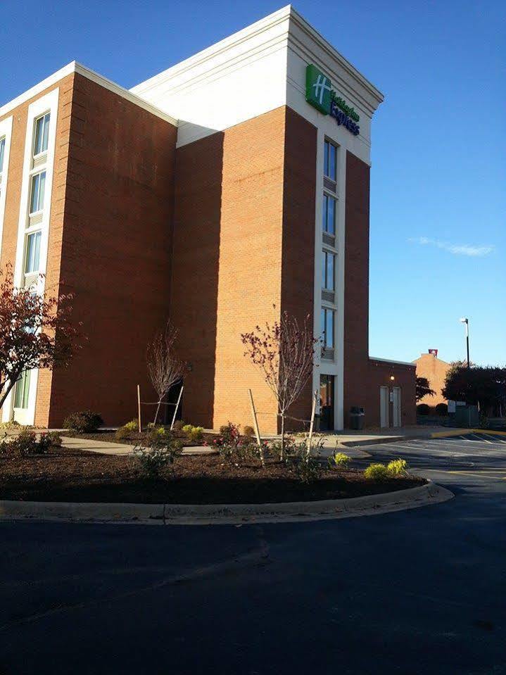Holiday Inn Express Fredericksburg - Southpoint, An Ihg Hotel Exterior foto